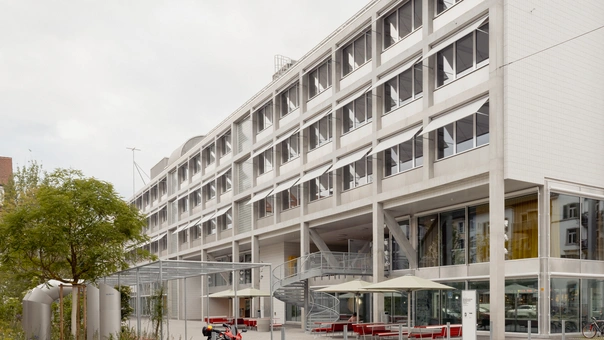 Bild von Betonfassade mit weissen Fallarmmarkisen