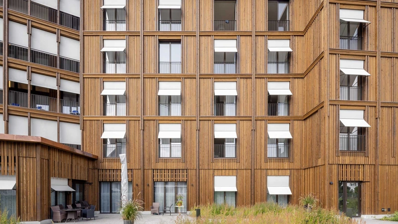Neubau-Pflegezentrum-in-der-Au-Volketswil-Ostfassade-Sonnenschutz