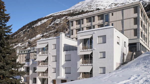 maistra-160-pontresina-Ansicht-Suedost-vom-Wohnungs-und-Hoteltrakt