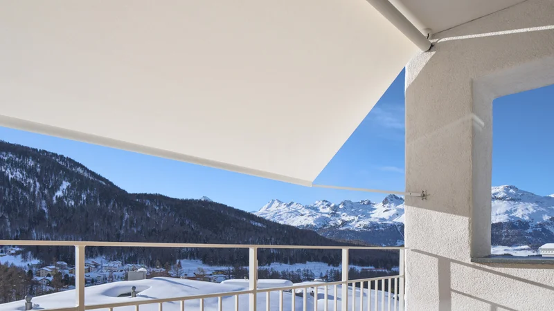 maistra-160-pontresina-Fallarmmarkisen-in-den-Wohnungen-Sicht-nach-aussen